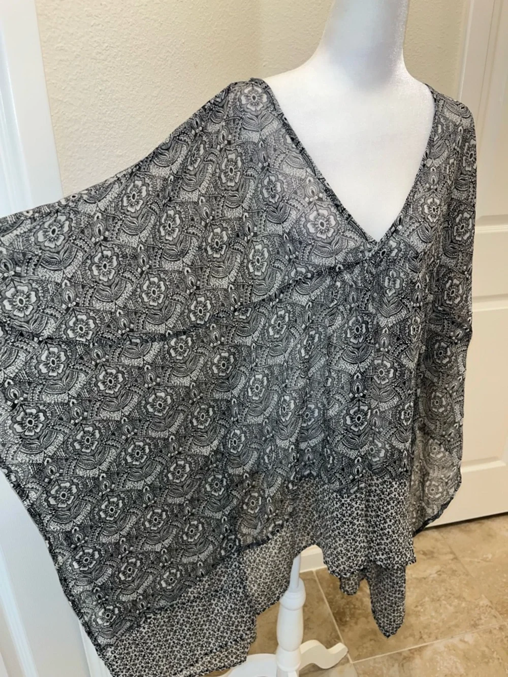 Abercrombie & Fitch Black & White Printed V-Neck Swim Coverup